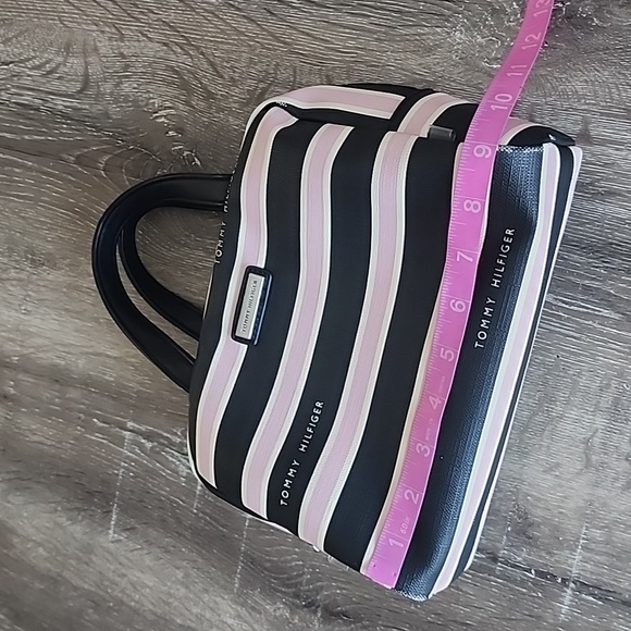 Tommy Hilfiger Pale Pink Cream & Black Stripe Top Handle Makeup Overnight Bag - Picture 8 of 11